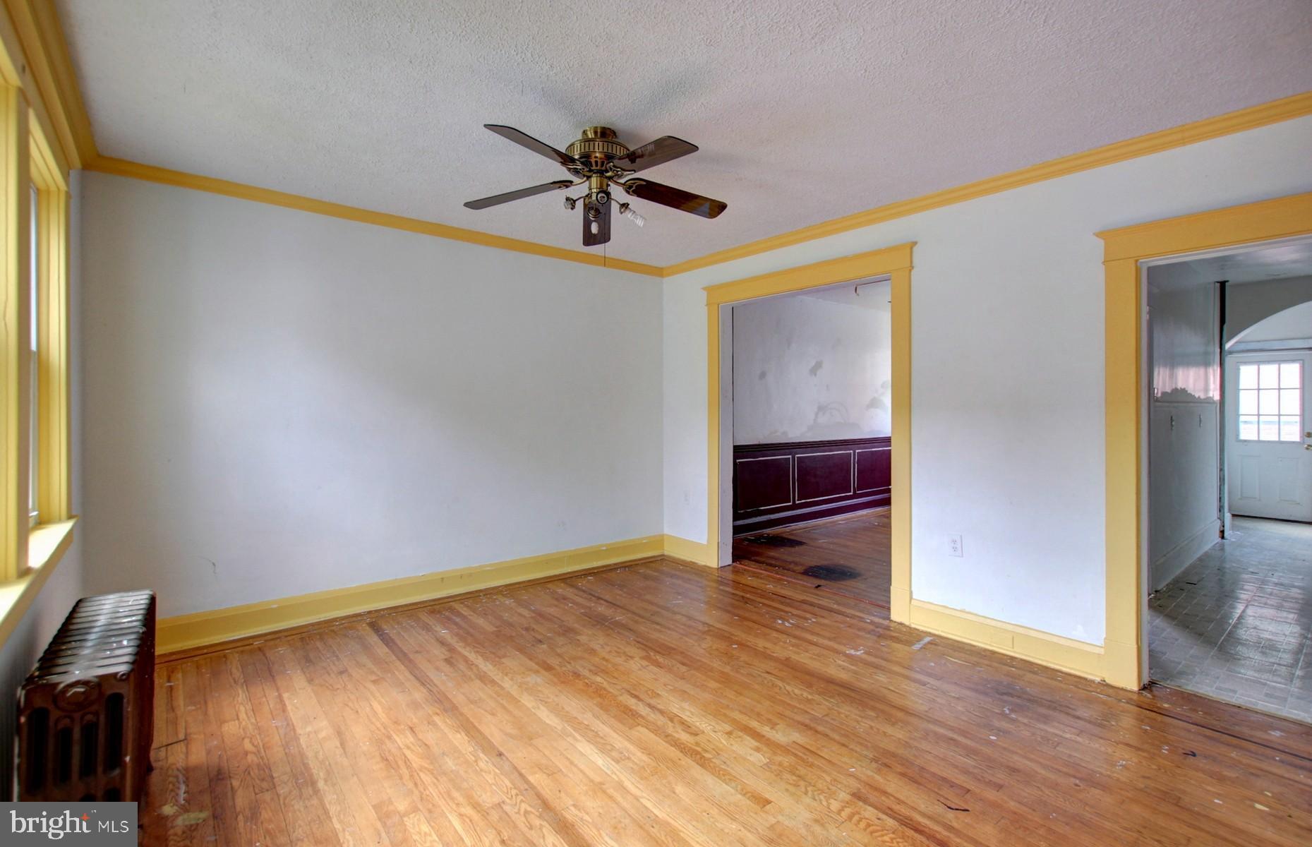 6826 Dunbar Road Baltimore, MD 21222 - Photo 3 of 20 Living room