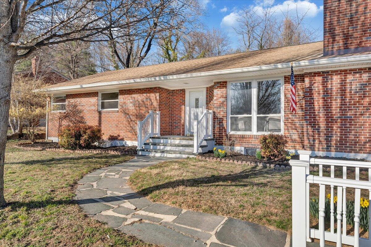 3520 Robyn Road Southwest Roanoke, VA 24015 - Photo 2 of 39 02-MIB01032