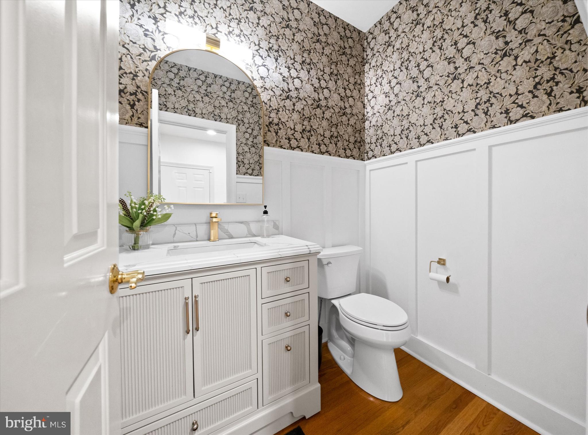 1618 Snuff Mill Road Hockessin, DE 19707 - Photo 22 of 48 a bathroom with a sink toilet and vanity