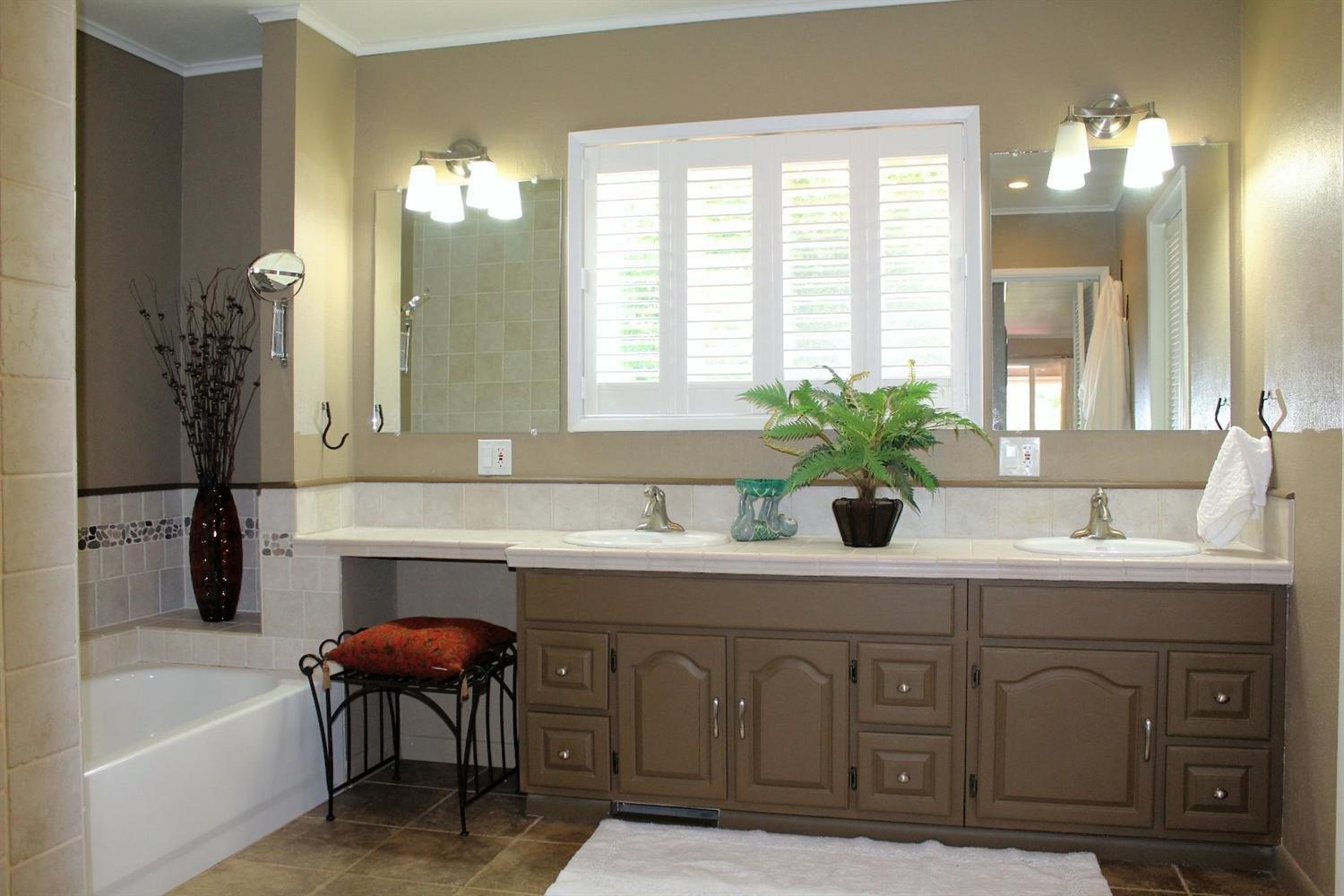 1065 Old Ferry Road Shady Cove, OR 97539 - Photo 20 of 35 Master Bath