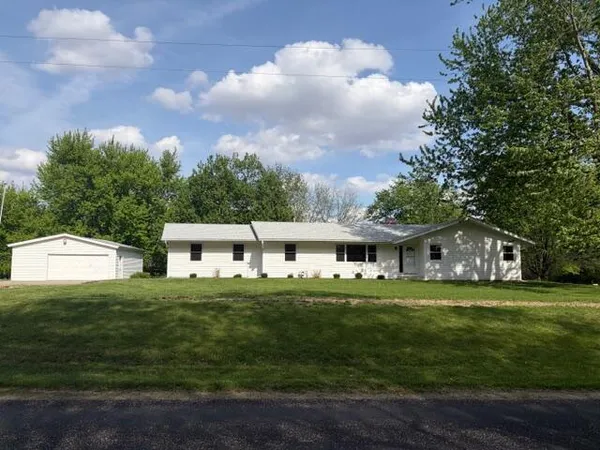 $375,000 | 719 Salt Creek Road, Le Roy, IL 61752