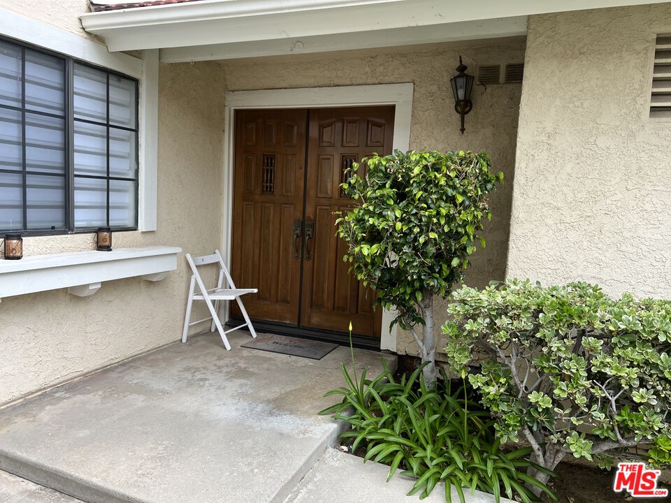 19528 Eagle Ridge Lane Porter Ranch, CA 91326 - Photo 3 of 20 a house with a outdoor space