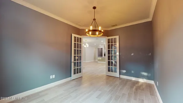 a view of a chandelier in big room and chandelier