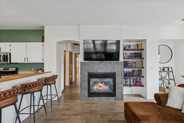 $260,000 | 420 Chesterfield Court, Unit 420, Oswego, IL 60543