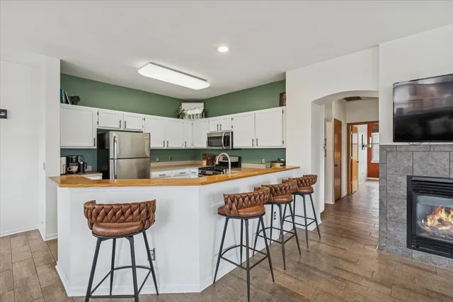 $260,000 | 420 Chesterfield Court, Unit 420, Oswego, IL 60543