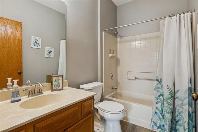 $260,000 | 420 Chesterfield Court, Unit 420, Oswego, IL 60543