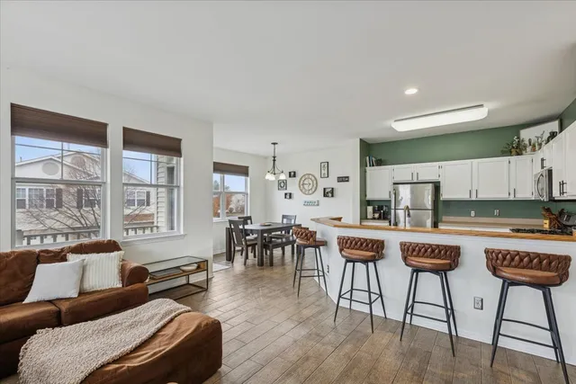 $260,000 | 420 Chesterfield Court, Unit 420, Oswego, IL 60543