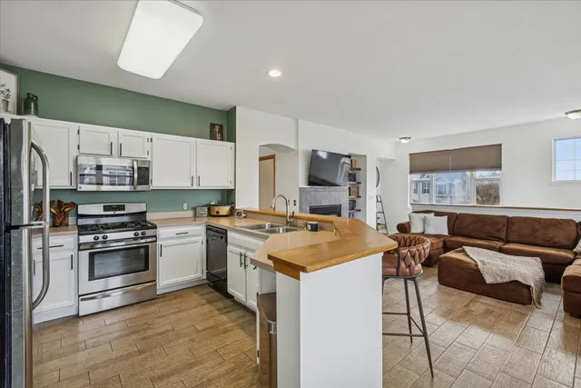 $260,000 | 420 Chesterfield Court, Unit 420, Oswego, IL 60543