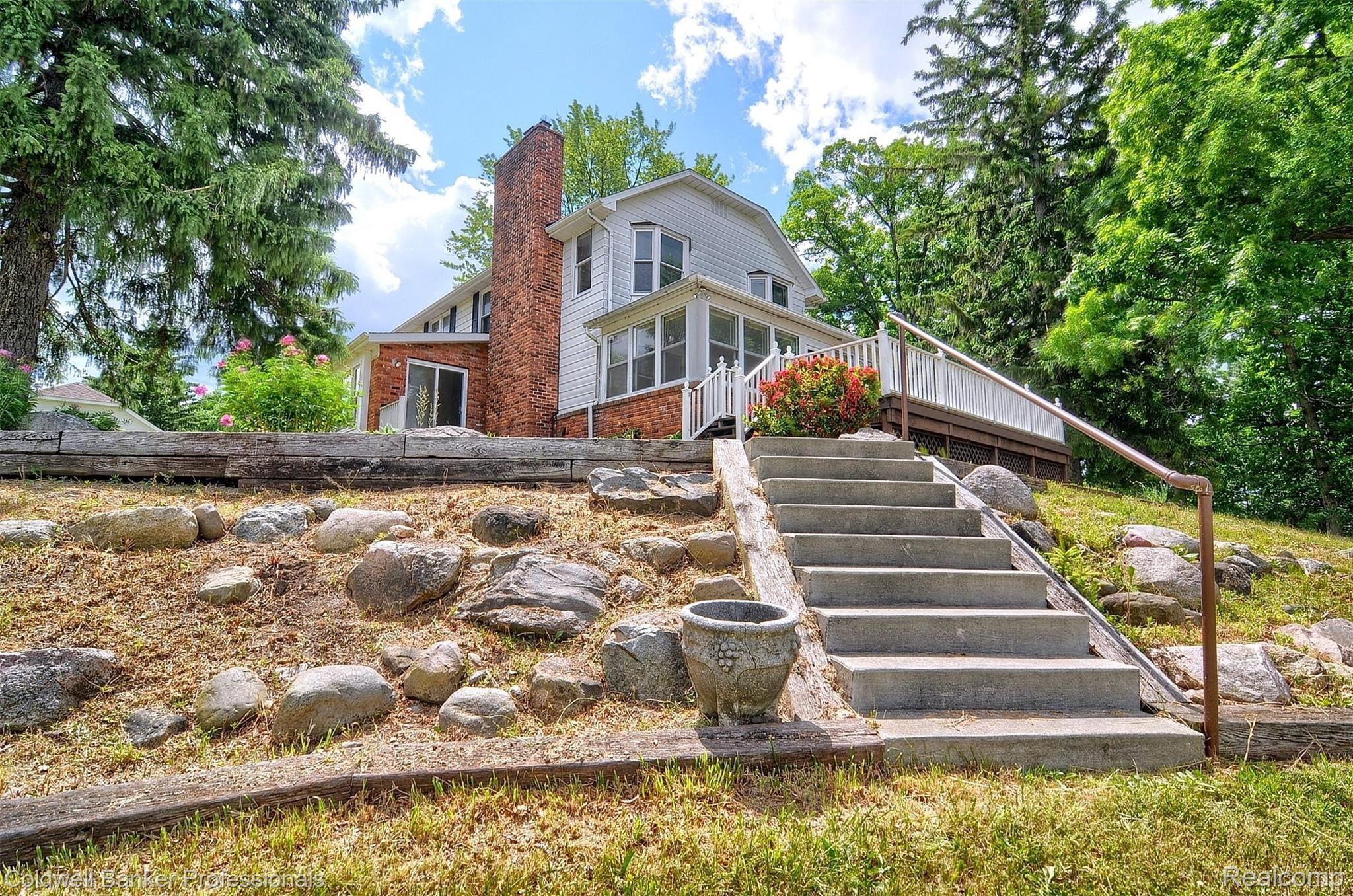 801 Maxfield Lake Road Brighton, MI 48114 - Photo 5 of 65 44-Rear 2nd View.jpg