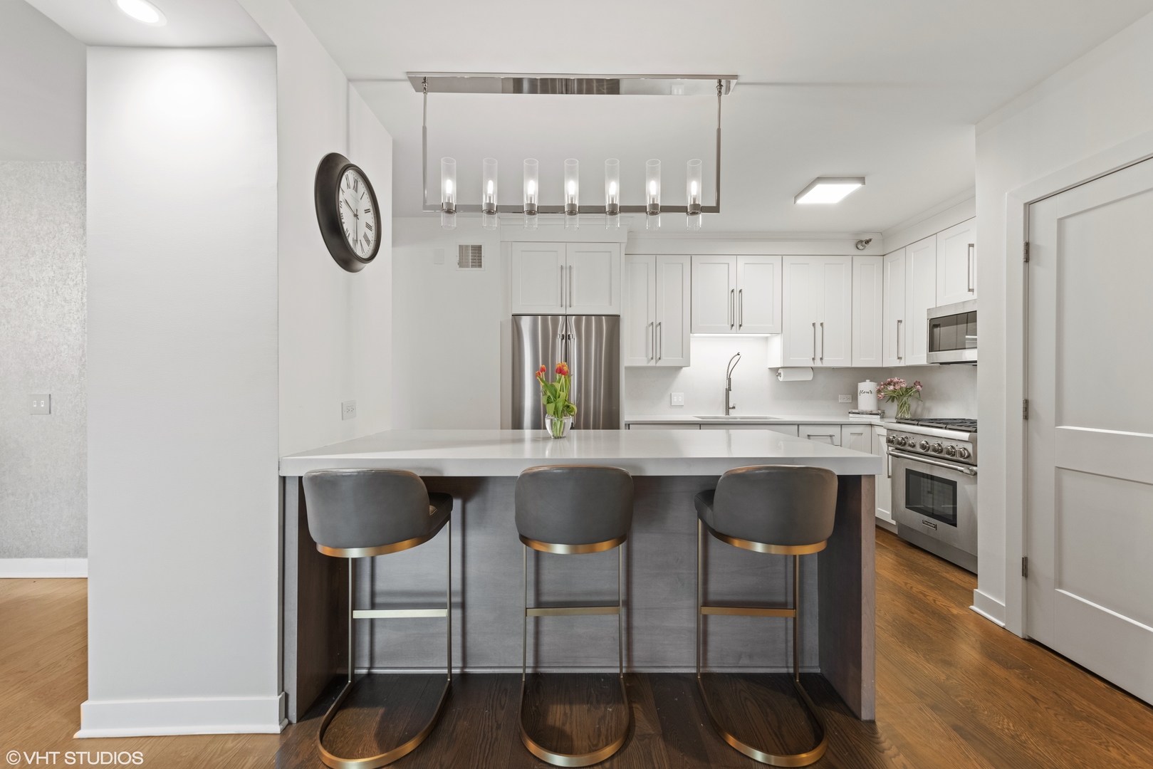 55 West Delaware Place, Unit 613 Chicago, IL 60610 - Photo 7 of 29 a kitchen with a table and chairs in it