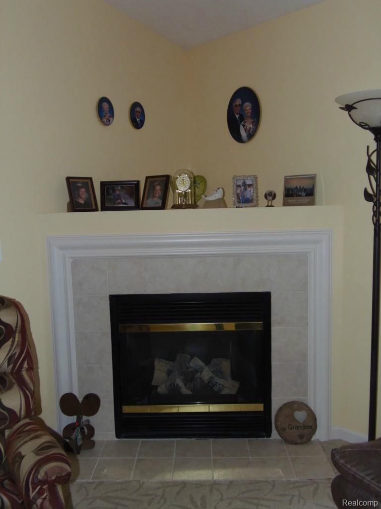 979 Spirea Howell, MI 48843 - Photo 4 of 36 1865.jpg