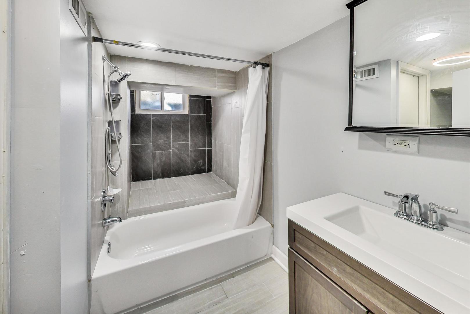 402 North Main Street Mount Prospect, IL 60056 - Photo 17 of 19 a bathroom with a bathtub and a sink
