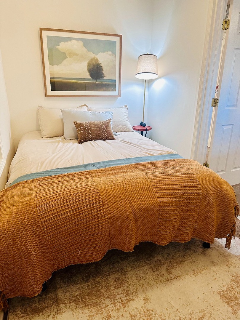 2014 North Oakley Avenue, Unit 1 Chicago, IL 60647 - Photo 12 of 19 a bedroom with a bed and a lamp