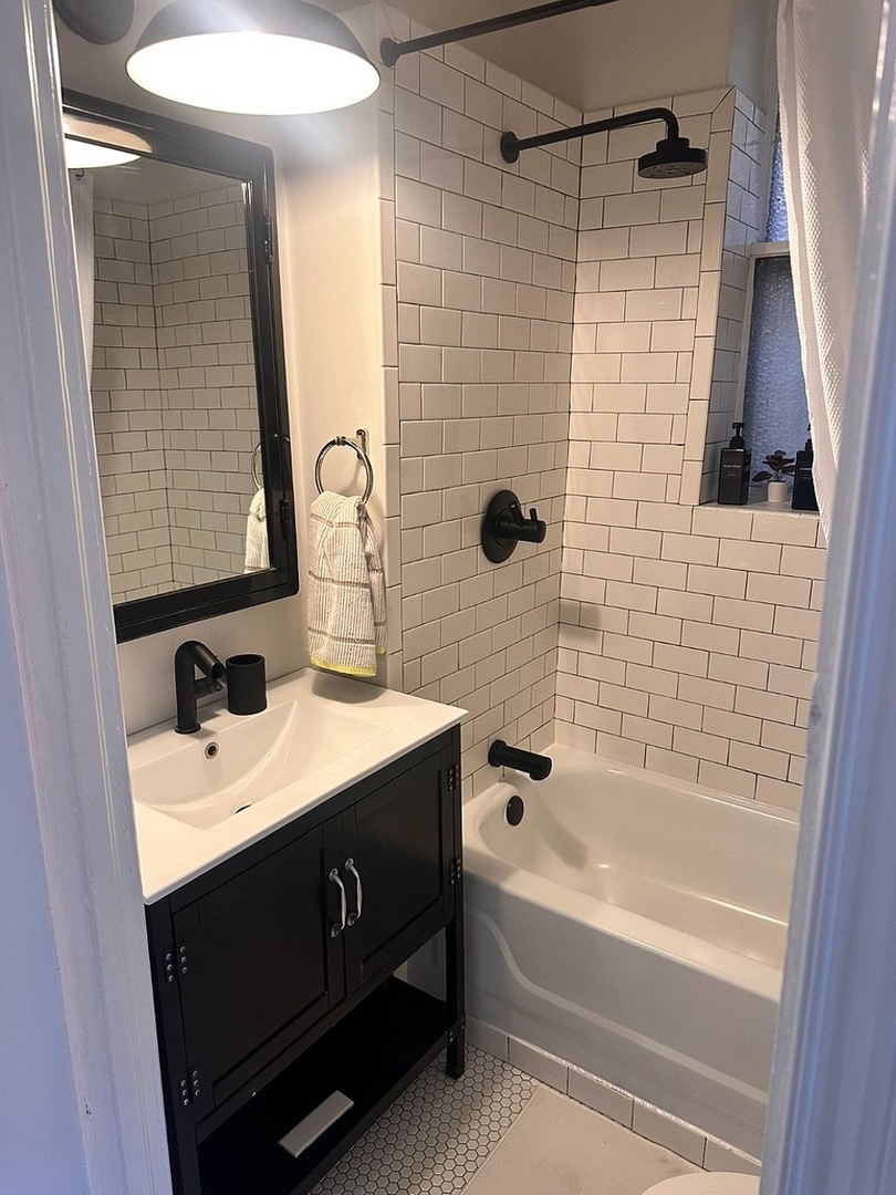 2014 North Oakley Avenue, Unit 1 Chicago, IL 60647 - Photo 13 of 19 a bathroom with a sink and a bathtub