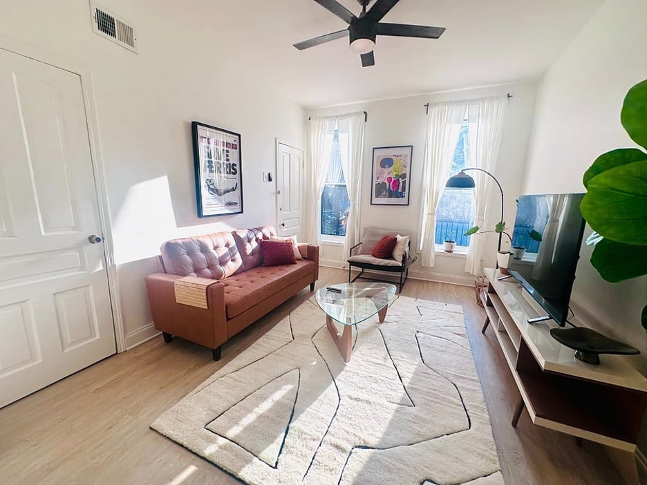2014 North Oakley Avenue, Unit 1 Chicago, IL 60647 - Photo 4 of 19 a living room with furniture and a couch