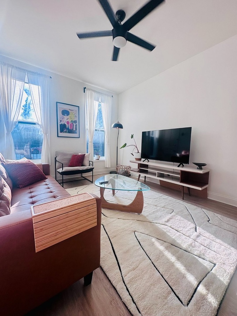 2014 North Oakley Avenue, Unit 1 Chicago, IL 60647 - Photo 5 of 19 a living room with furniture and a flat screen tv