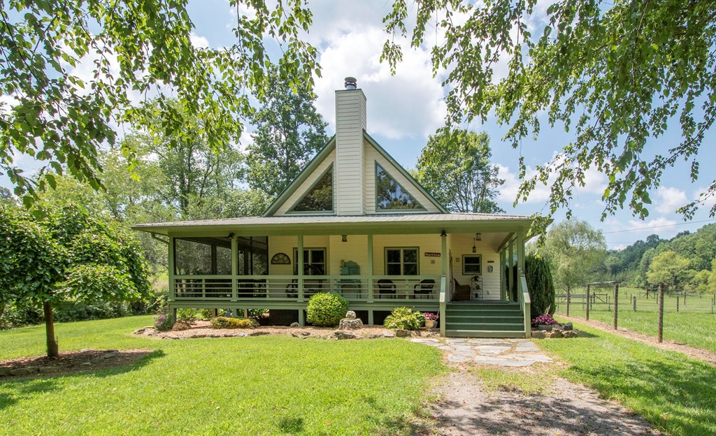41 Pine Trail Warne, NC 28909 - Photo 4 of 43 front view of a house with a yard