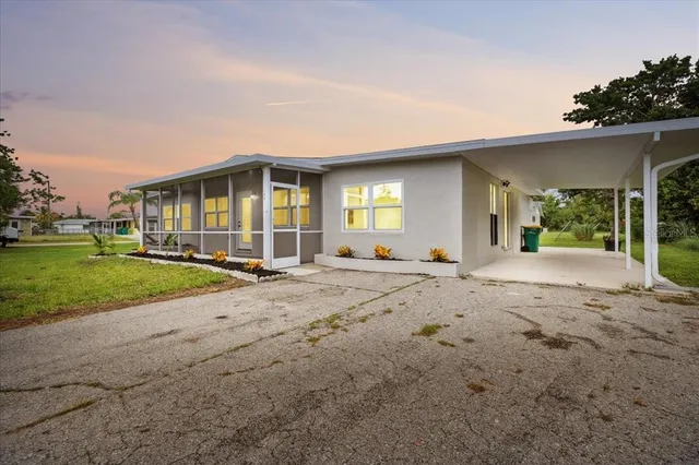 a view of a house with a yard