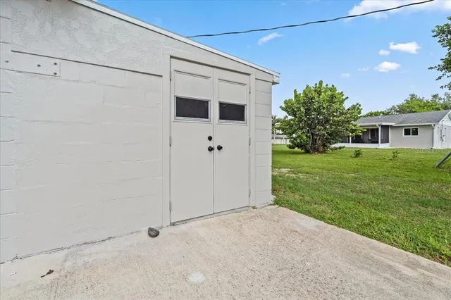 a view of a house with backyard