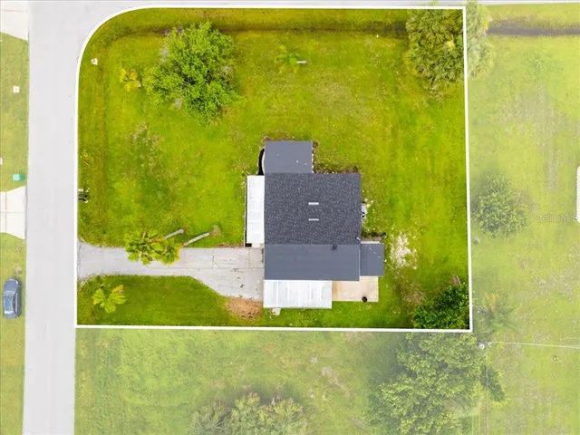 a picture of a tennis court