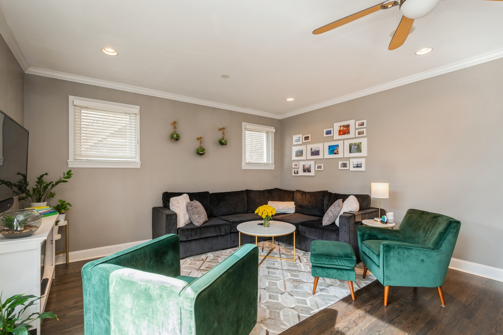 1355 North Mohawk Street, Unit 3S Chicago, IL 60610 - Photo 6 of 18 a living room with furniture and a potted plant