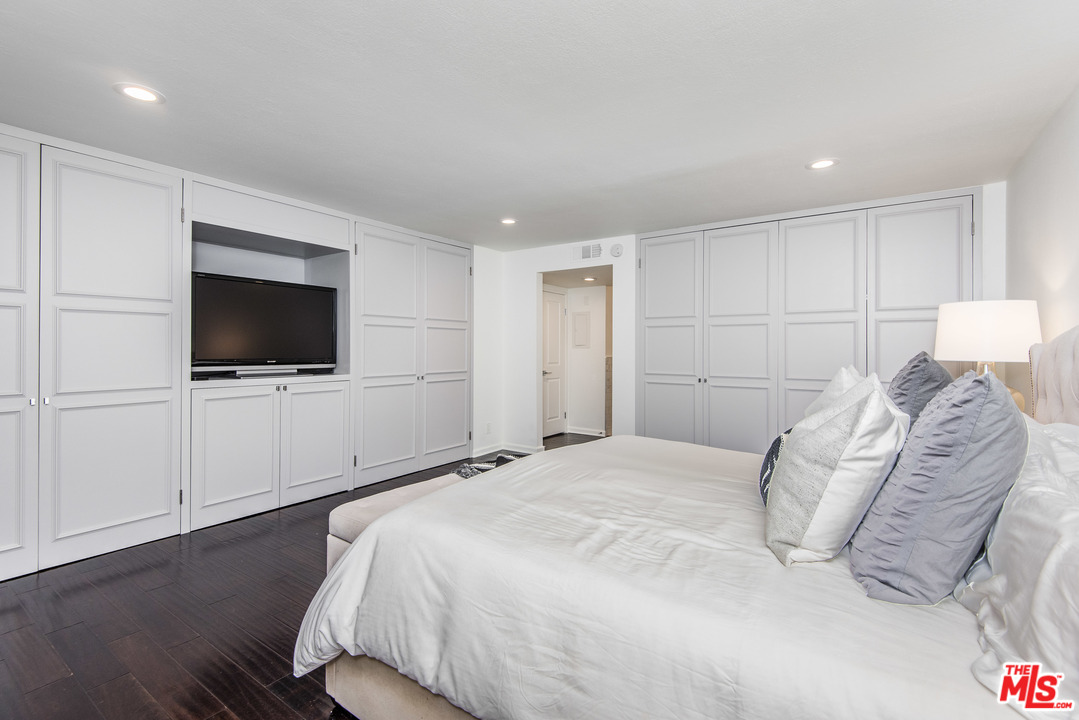 4200 Vía Dolce, Unit 129 Marina del Rey, CA 90292 - Photo 13 of 30 a bedroom with a bed tv and a window