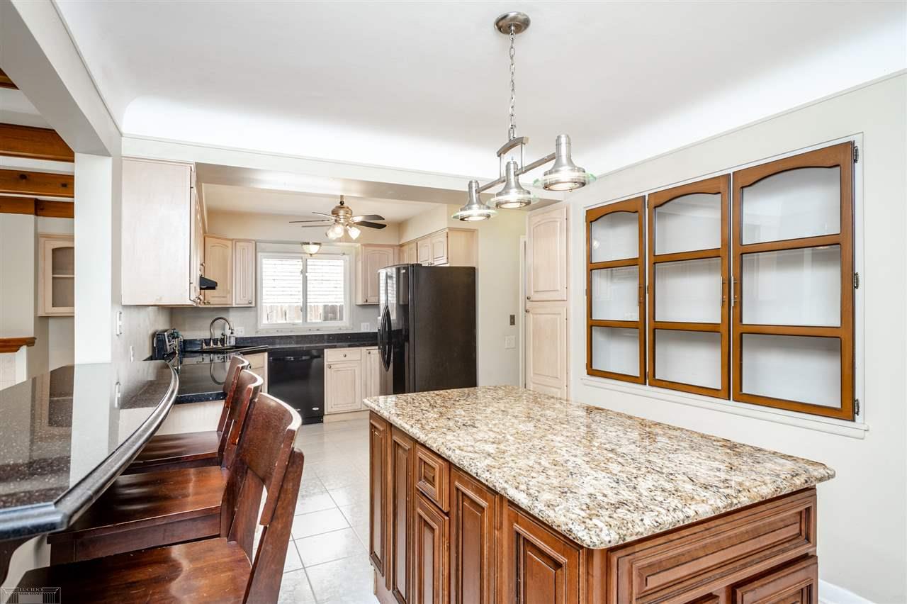 21737 River Road Grosse Pointe, MI 48236 - Photo 10 of 53 50025521-11.JPG