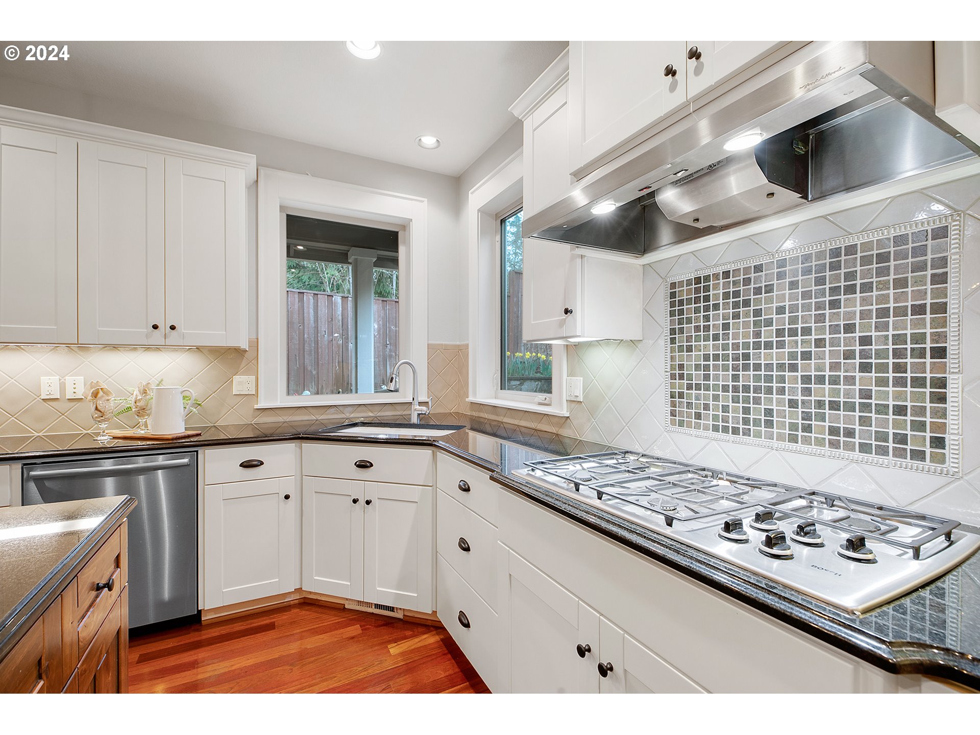 631 Southwest Comus Court Portland, OR 97219 - Photo 11 of 36 Gallery Image 11