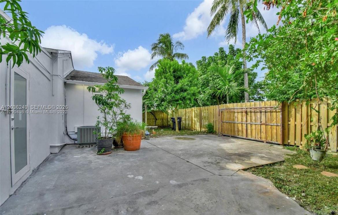 6391 Southwest 39th Street Miami, FL 33155 - Photo 7 of 12