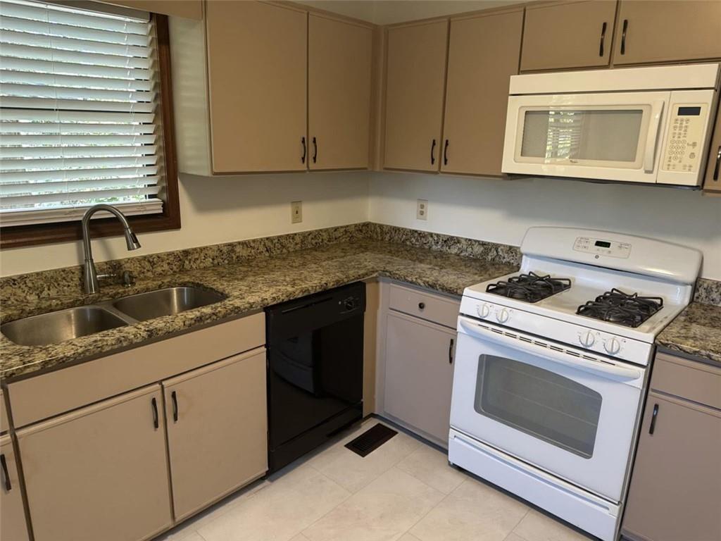 340 Farm Path Roswell, GA 30075 - Photo 7 of 19