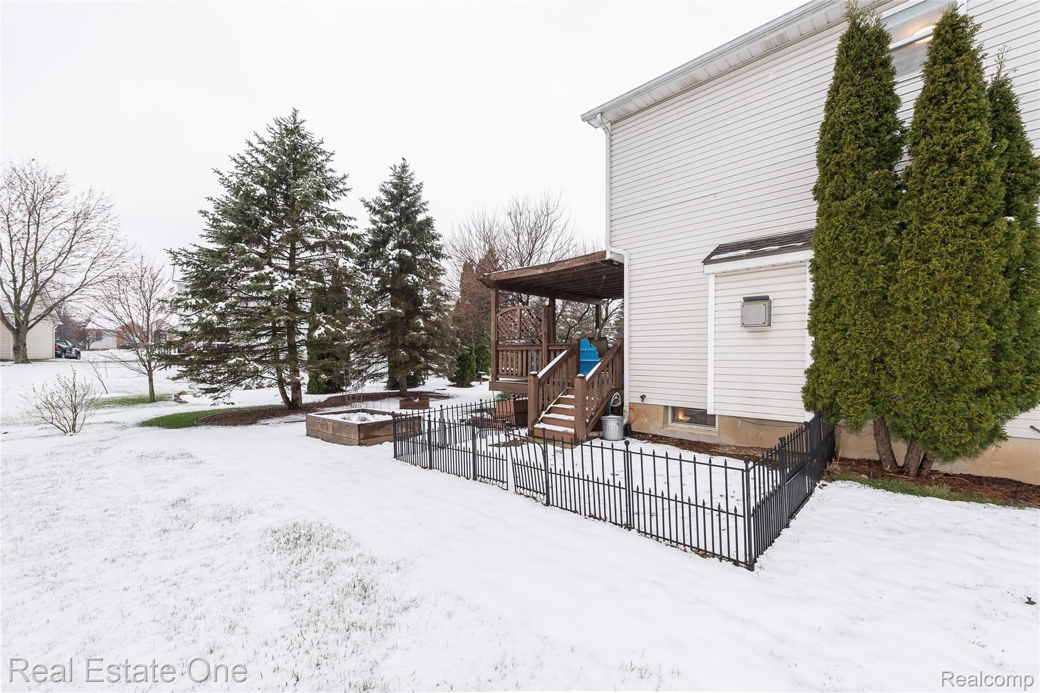 2358 Summit Cedar Howell, MI 48855 - Photo 7 of 55 DSC_4740.jpg