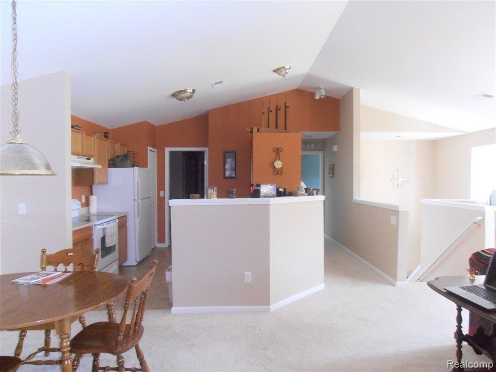 4146 Hampton Ridge Boulevard, Unit 6 Howell, MI 48843 - Photo 5 of 17 028.JPG