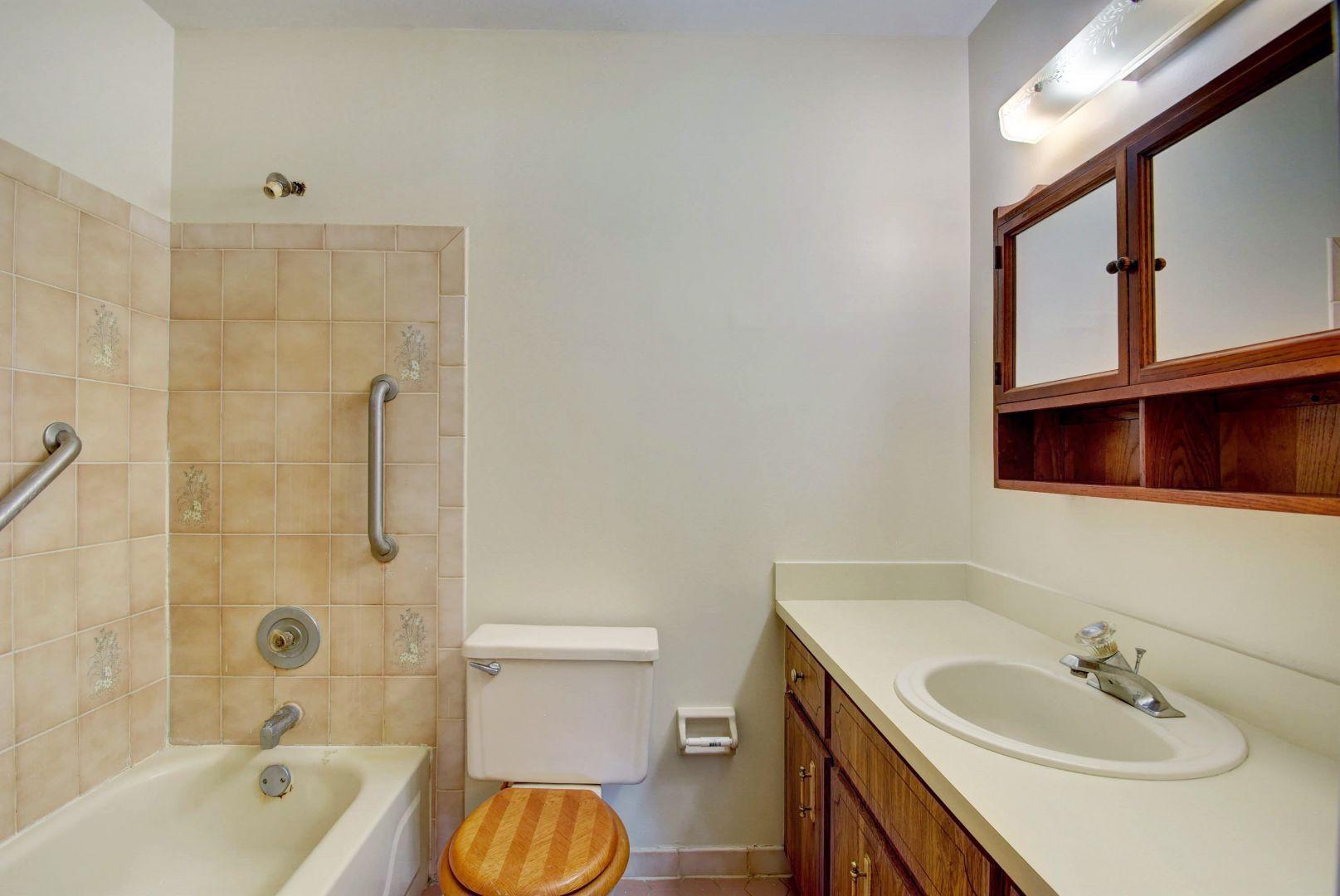 31 Barberton Road Lake Worth, FL 33467 - Photo 19 of 59 Master Bathroom