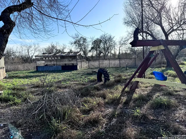 a view of a backyard