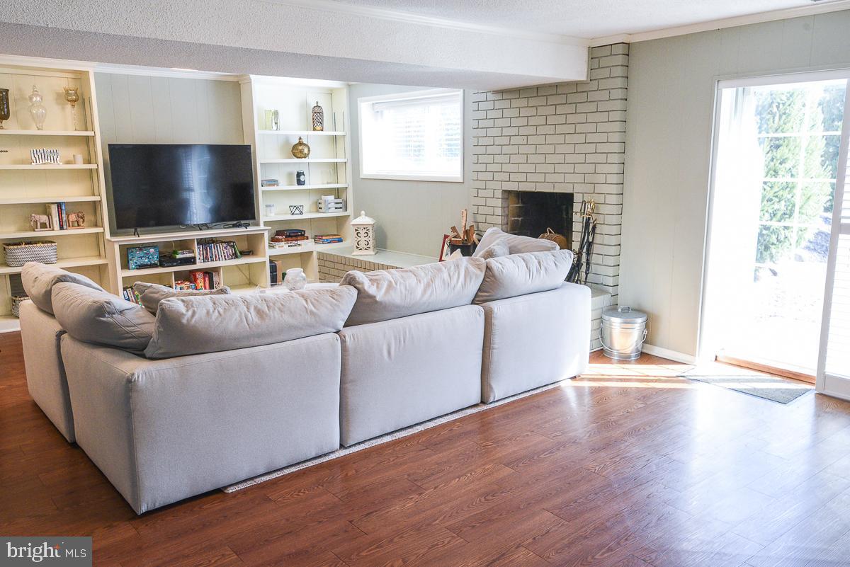 3301 Garrison Farms Road Pikesville, MD 21208 - Photo 31 of 41 Bright and inviting living space with warmth.