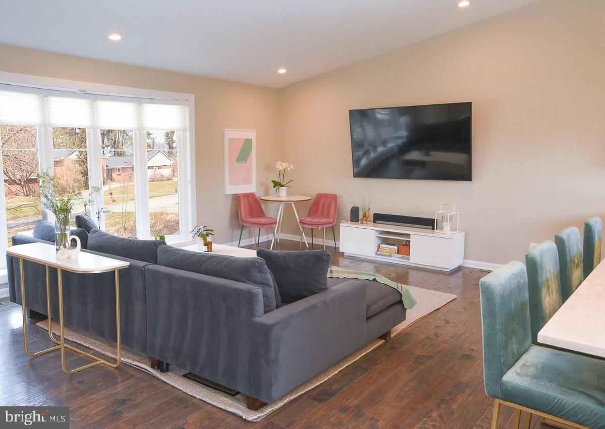 3301 Garrison Farms Road Pikesville, MD 21208 - Photo 7 of 41 Modern living space with natural light.