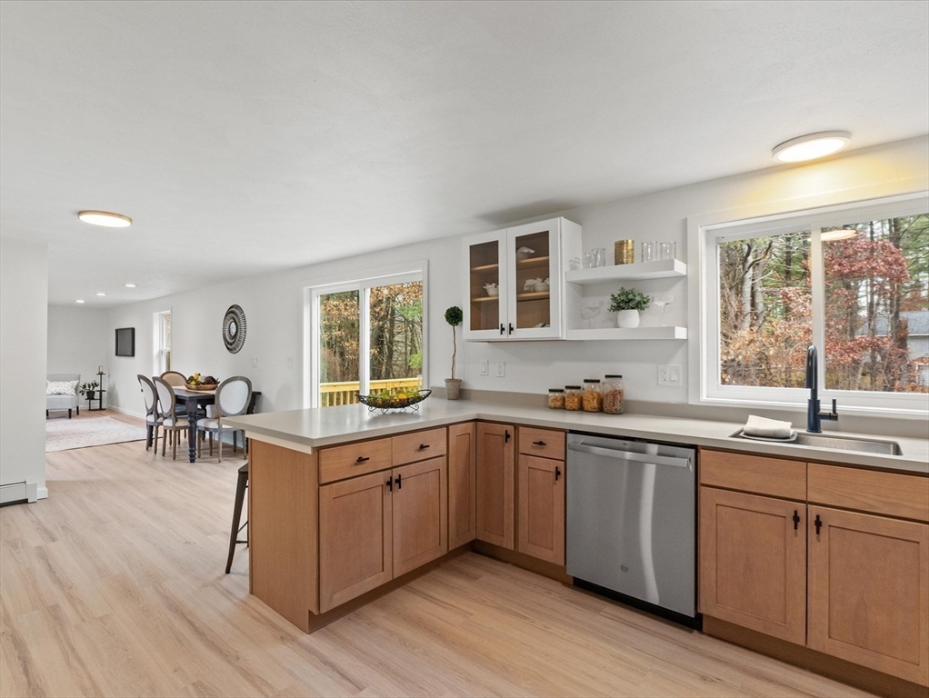 4R Quincy Road Londonderry, NH 03053 - Photo 7 of 33 Gallery Image 7