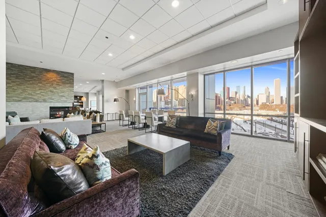 $1,000,000 | 1201 South Prairie Avenue, Unit 2403, Chicago, IL 60605