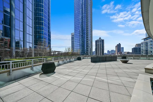 $1,000,000 | 1201 South Prairie Avenue, Unit 2403, Chicago, IL 60605