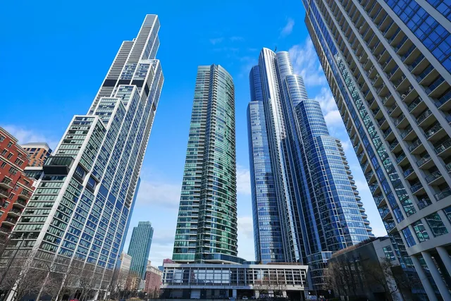 $1,000,000 | 1201 South Prairie Avenue, Unit 2403, Chicago, IL 60605