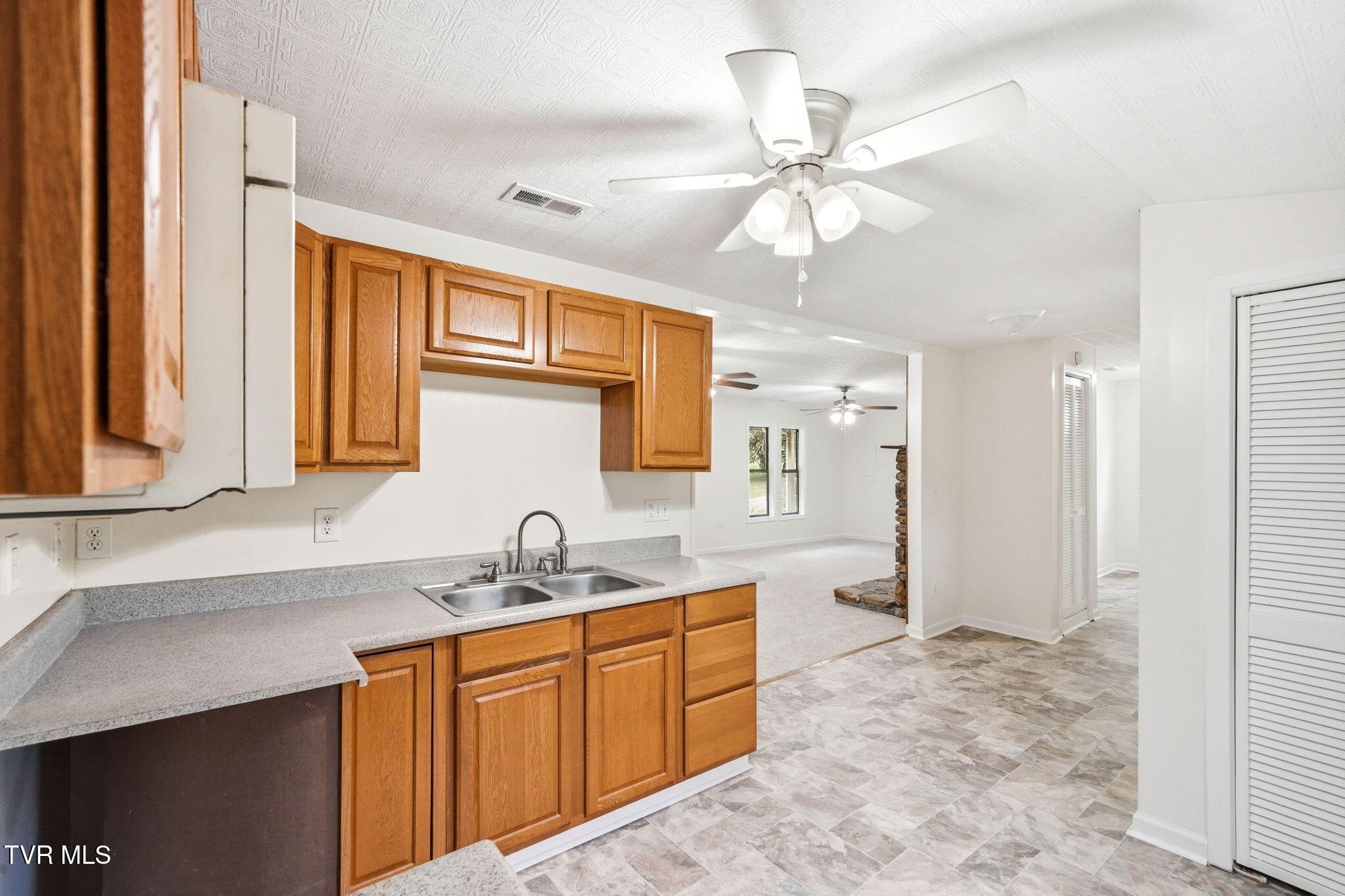 737 Lower Stone Mountain Road Unicoi, TN 37692 - Photo 9 of 34 5-web-or-mls-737 Lower Stone Mtn-13
