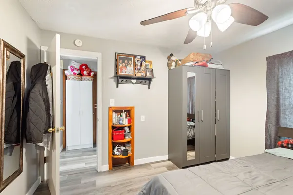 a very nice looking room with a mirror