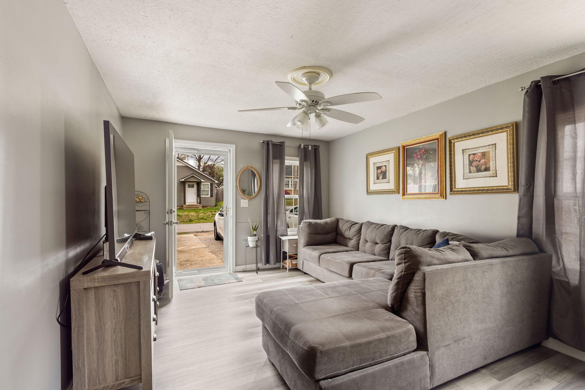 713 North Vine Street Winchester, TN 37398 - Photo 5 of 23 a living room with furniture and a flat screen tv