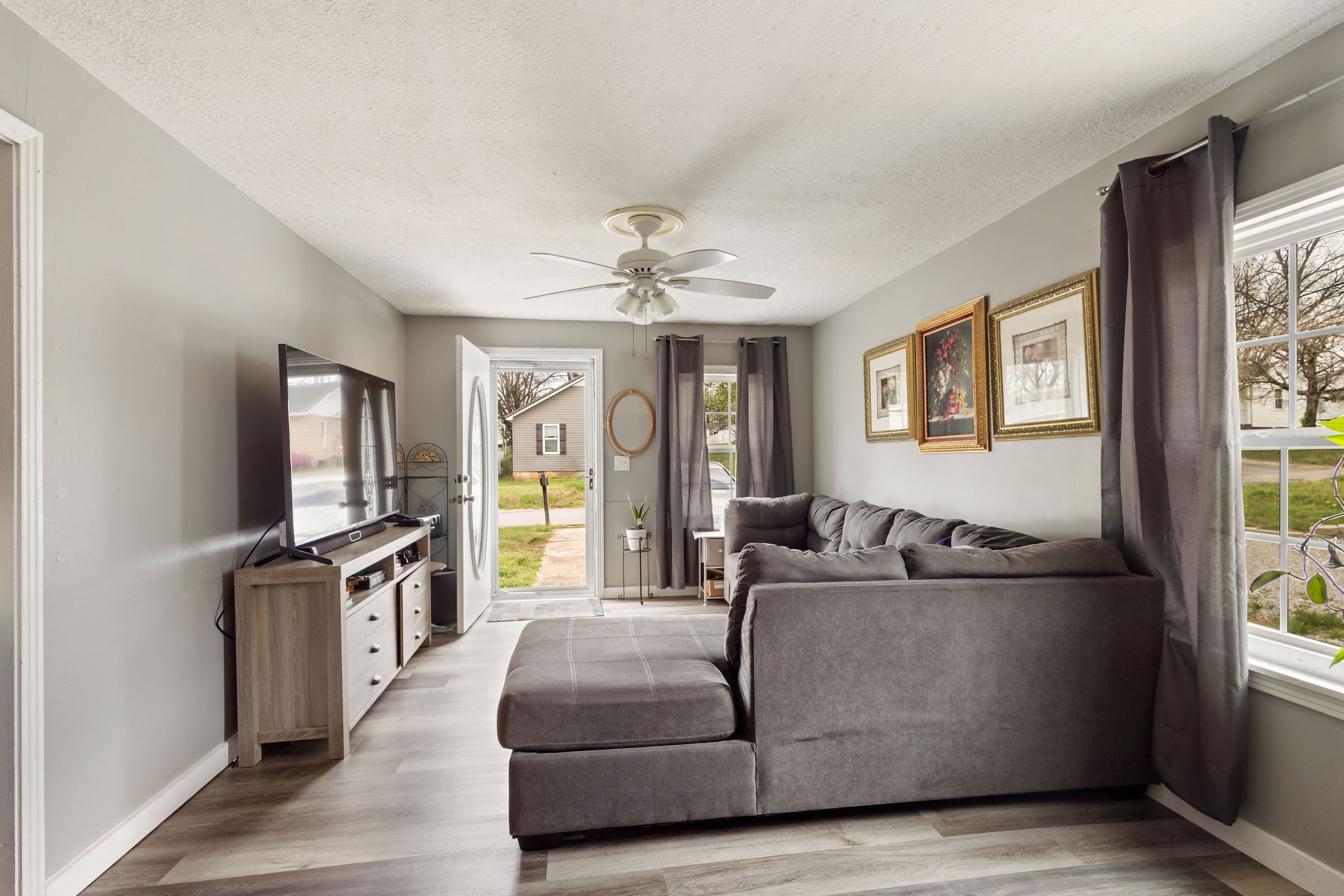 713 North Vine Street Winchester, TN 37398 - Photo 6 of 23 a living room with furniture and a flat screen tv