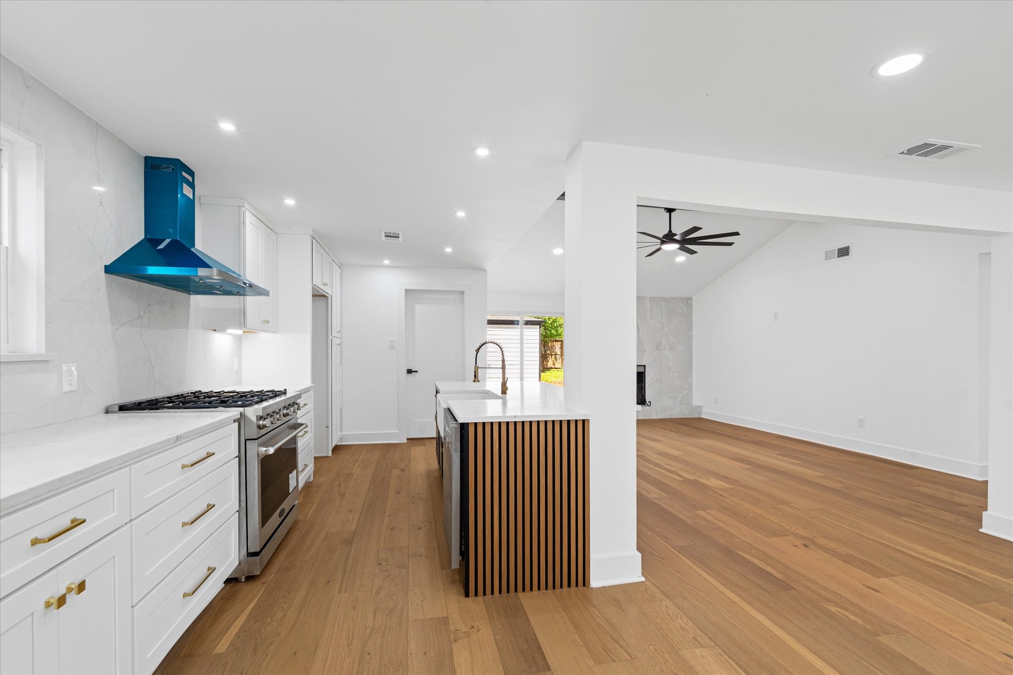 10730 Wickersham Lane Houston, TX 77042 - Photo 15 of 49