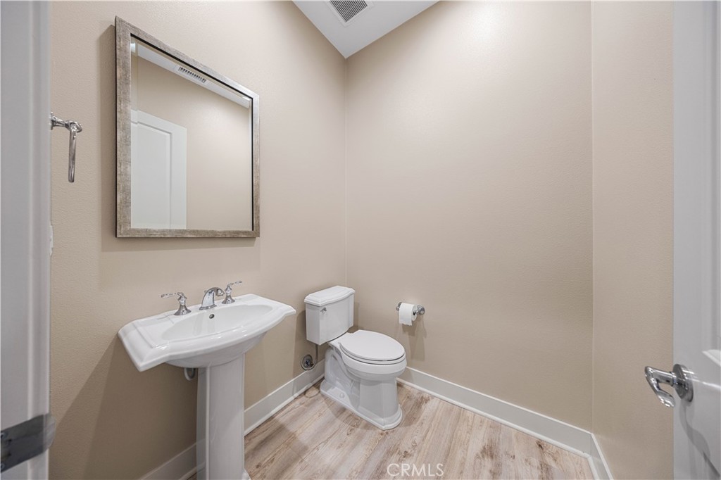 121 Interstellar Irvine, CA 92618 - Photo 7 of 43 guest bath