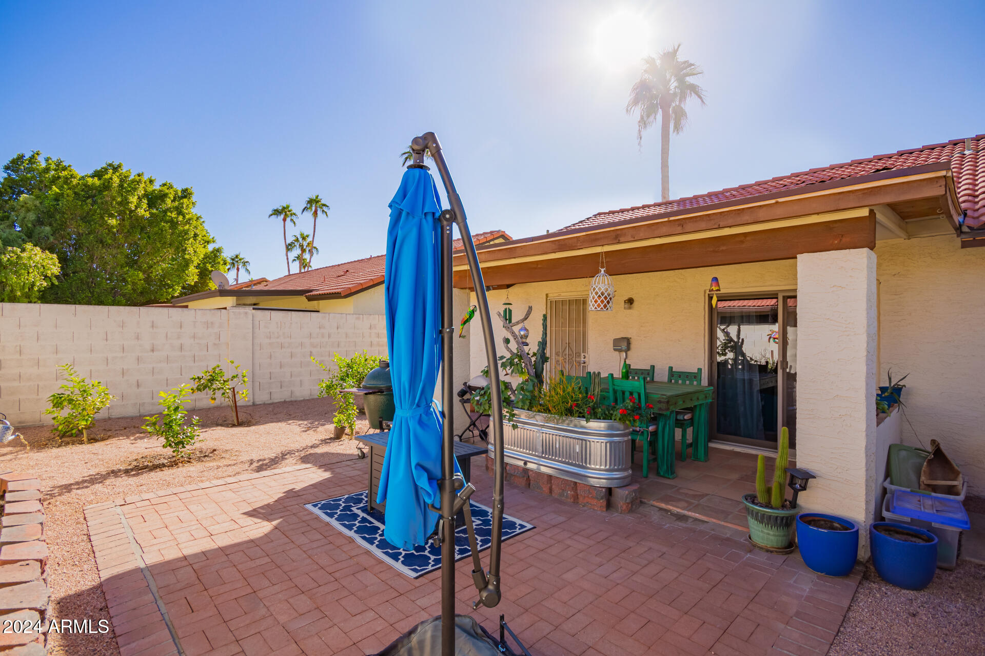 542 South Higley Road, Unit 73 Mesa, AZ 85206 - Photo 20 of 34 a view of a patio with table and chairs potted plants