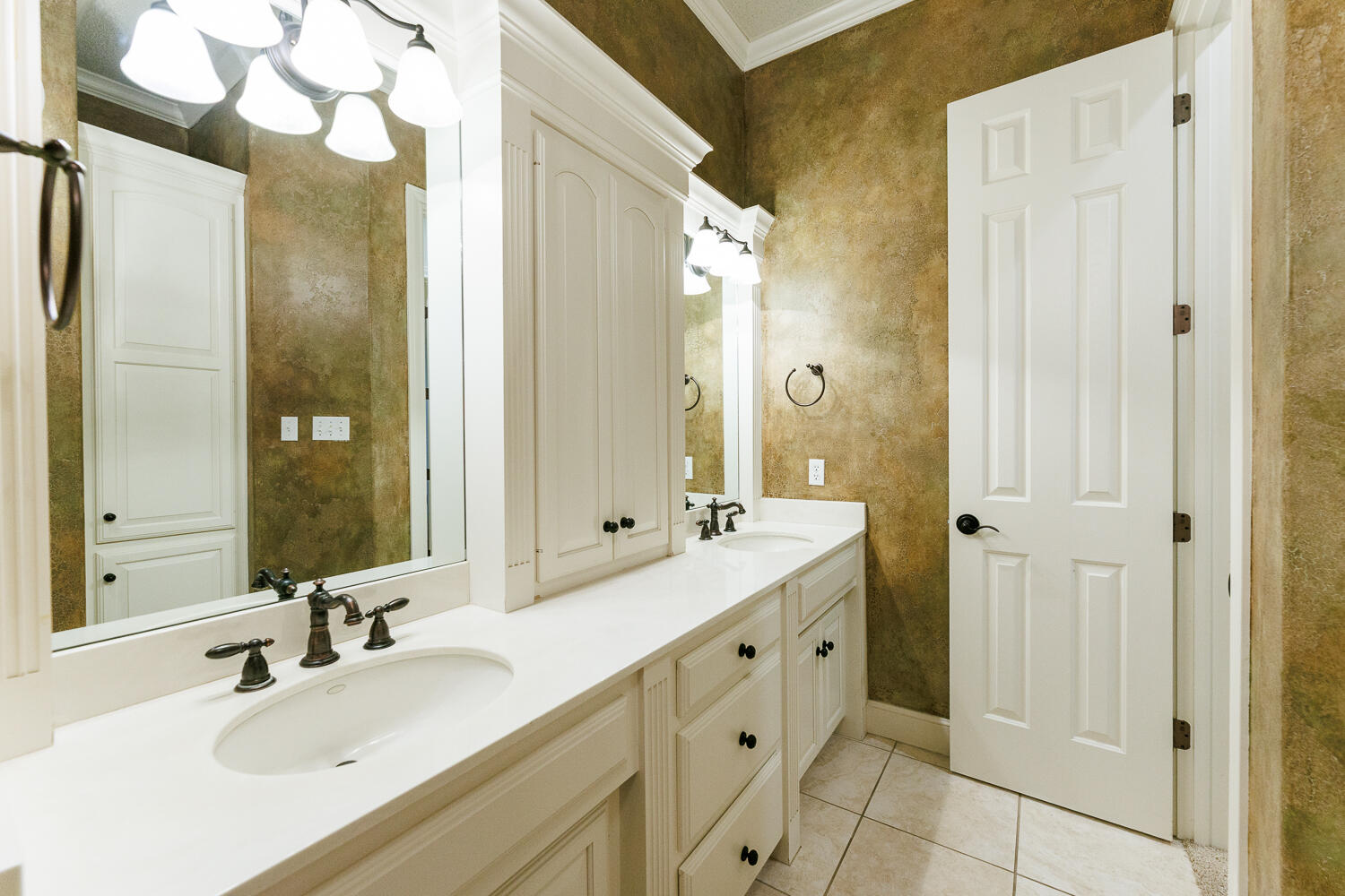 9809 Topeka Avenue Lubbock, TX 79424 - Photo 71 of 87 Second Bathroom
