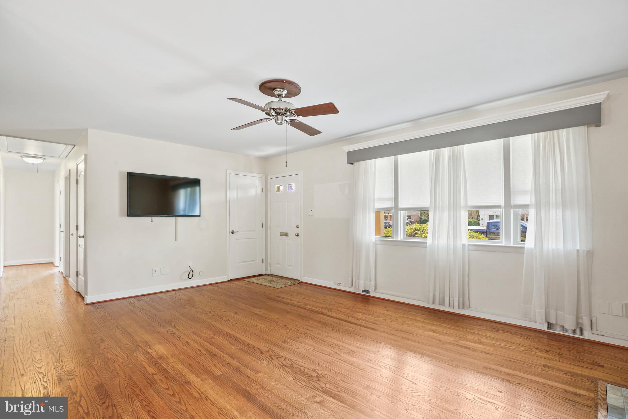 7418 Jervis Street Springfield, VA 22151 - Photo 4 of 44