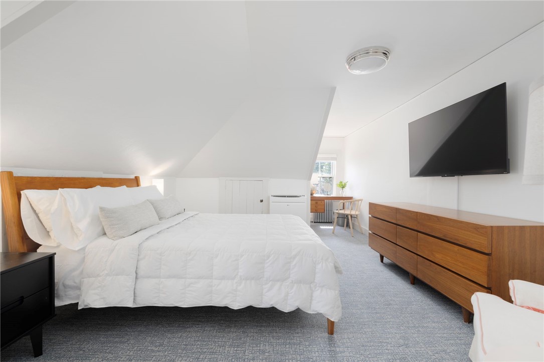 14 Greenough Place, Unit B Newport, RI 02840 - Photo 26 of 31 3rd floor bedroom
